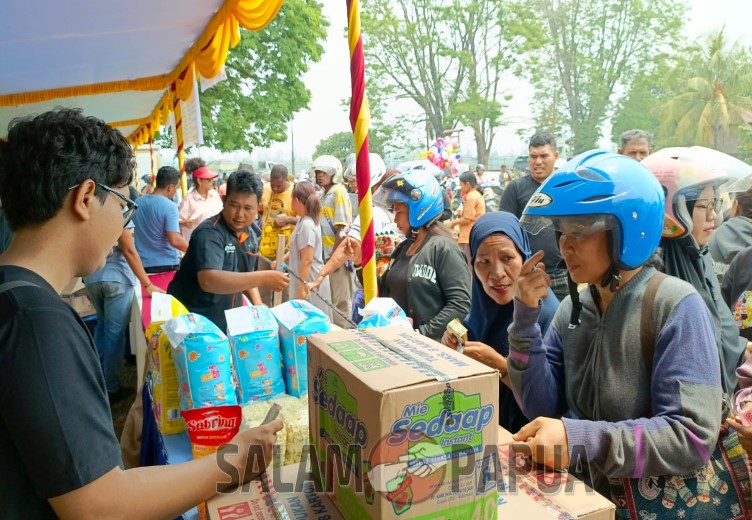 Masyarakat di kompleks Degama saat berbelanja di pasar murah Disperindag Mimika yang digelar tanggal 28 Oktober 2023 (salampapua.com/Acik)