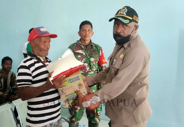 Pemberian bantuan beras kepada masyarakat (Foto:salampapua.com/Acik)