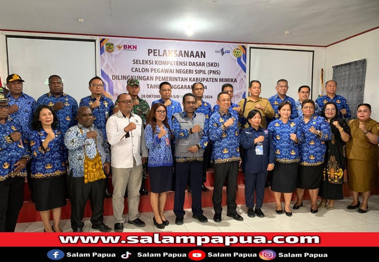 Pj Bupati Mimika Valentinus Sudarjanto Sumito foto bersama pimpinan OPD usai pembukaan SKD CPNS Kabupaten Mimika (salampapua.com/Evita)