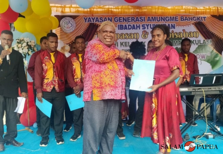 Ketua YGAB Menuel Jhon Magal saat menyerahkan ijazah kepada siswi Kelas IX yang lulus (Foto:salampapua.com/Acik)