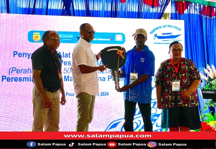 PARADE FOTO: YPMAK Bantu 50 Perahu Fiber, 50 Mesin Tempel Dan 2 Unit Bangunan Pasar Mama-Mama Di Poumako