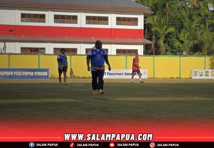 Gubernur Papua Tengah Meki F Nawipa (belakang) dan Director and EVP Sustainable Development PTFI Claus Wamafma (depan) saat ikut turun lapangan pada pertandingan persahabatan antara PTFI Old Star versus Persipura All Star (salampapua.com/JR)