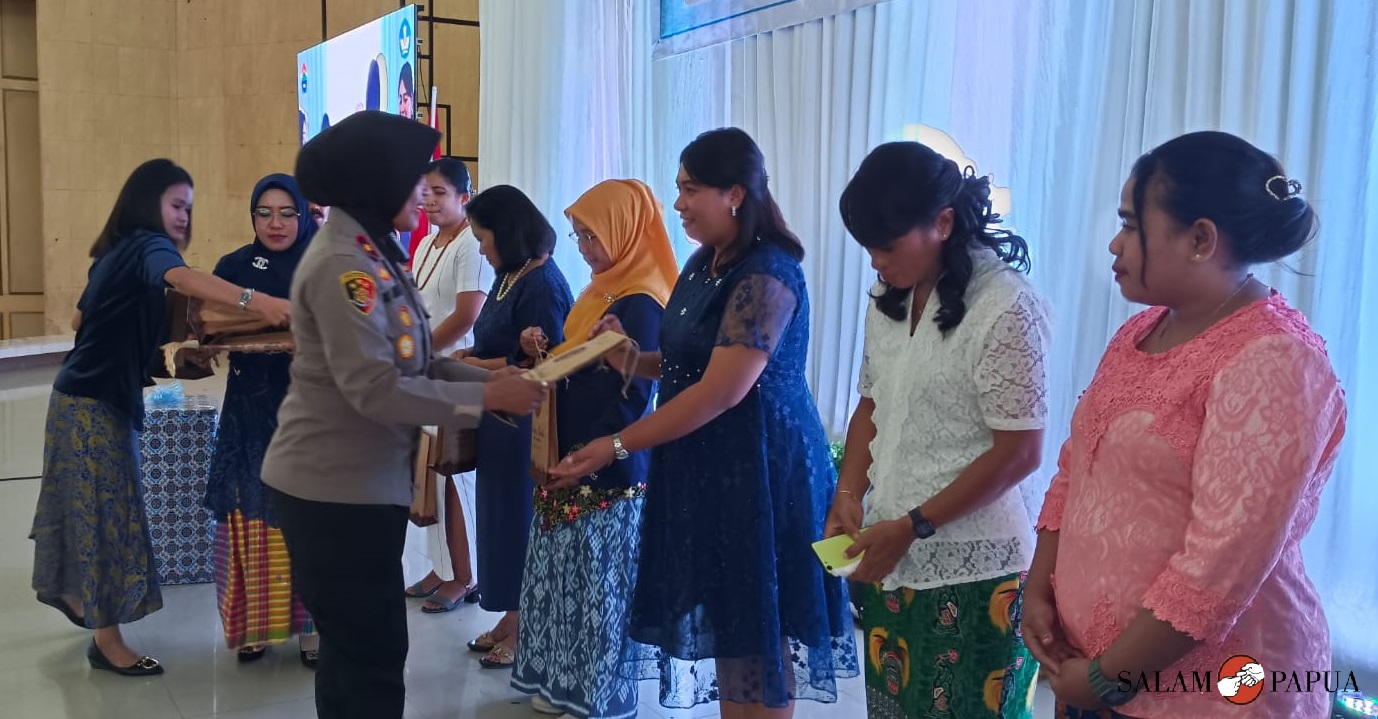 Pemberian bingkisan dari orang tua siswa kepada para guru (Foto:salampapua.com/Acik)
