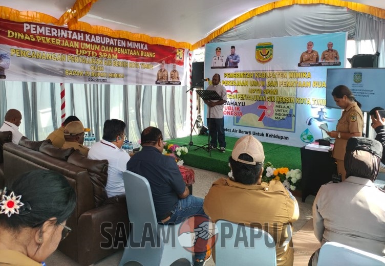 Doa pembukaan yang dipimpin Pastor Bryan (Foto:salampapua.com/Acik)