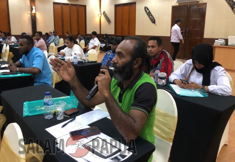 Peserta sosialisasi saat menyampaikan pertanyaan (salampapua.com/Evita)
