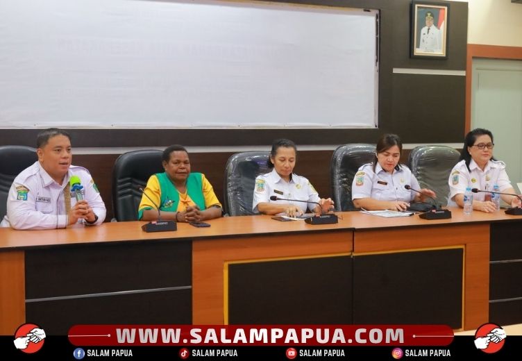 Direktur RSUD Elvrida Sara Nduga, dr. Nataniel Imanuel Hadi, M.Kes., FISQUA, memandu perkenalan diri peserta magang (salampapua.com/Acik)