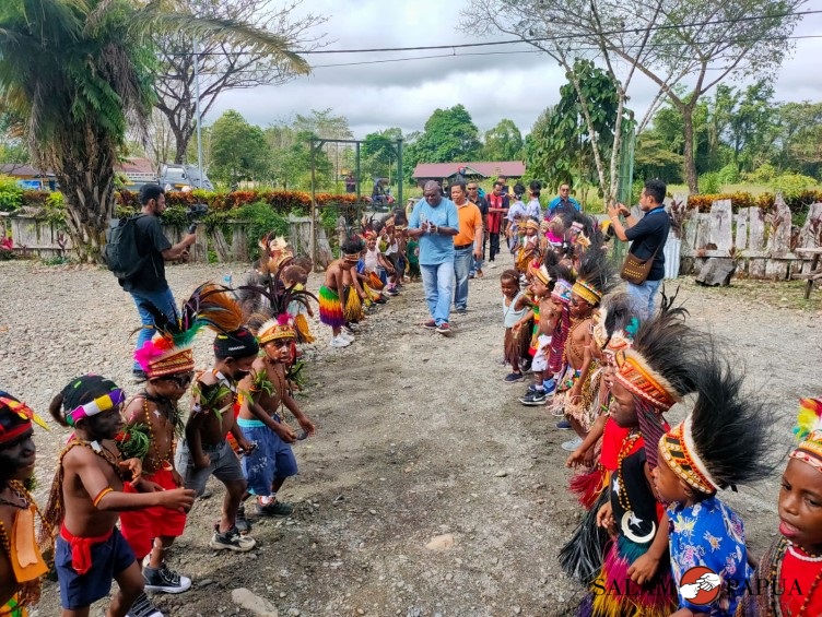 Anak-anak TK Mamunuok menari wisisi saat menyambut kedatangan Sekretaris Dinas Pendidikan Fransiskus Bokeyau (Foto:salampapua.com/Acik&Abeth)