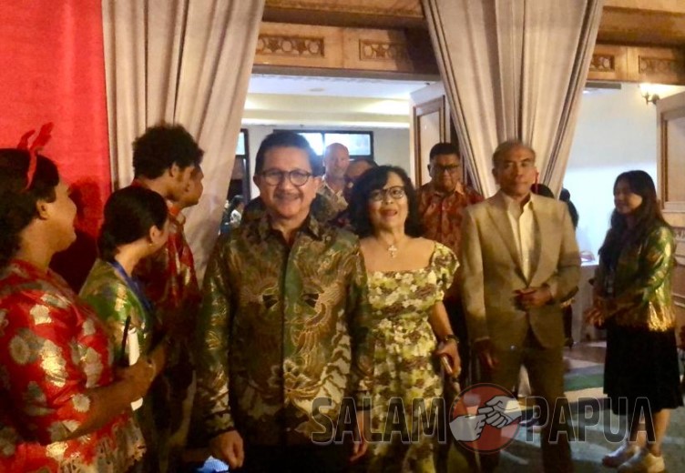 Presiden Direktur PTFI Tony Wenas bersama Istri saat menghadiri Ibadah dan Perayaan Natal PTFI 2023 di area lowland (salampapua.com/Evita)