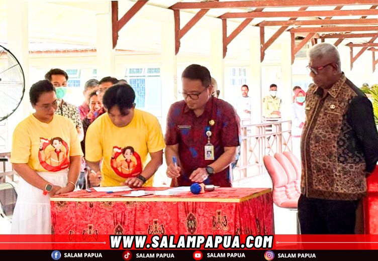 Penandatanganan kontrak antar Maxim dan RSUD Mimika (salampapua.com/Evita)