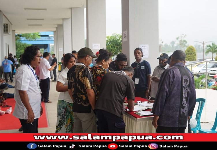 Tamu undangan saat mengisi buku tamu sebelum masuk ke ruang debat (salampapua.com/Abeth)