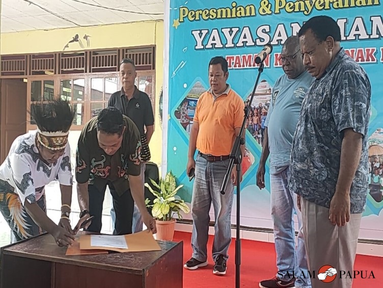 Penandatanganan berita acara peresmian gedung TK Mamunuok oleh manajemen PTFI diwakili oleh Manager Community Development PTFI Yohanes Bewahan (Foto:salampapua.com/Acik&Abeth)