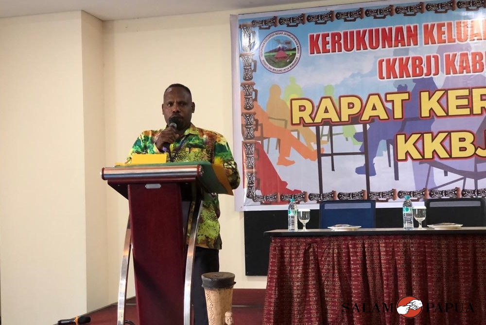 Ketua Pantia Raker KKBJ Kabupaten Mimika Yulius Wenda saat menyampaikan laporannya (Foto:salampapua.com/Evita)