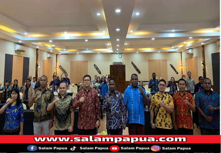 Foto bersama peserta usai pembukaan sosialisasi (salampapua.com/Evita)