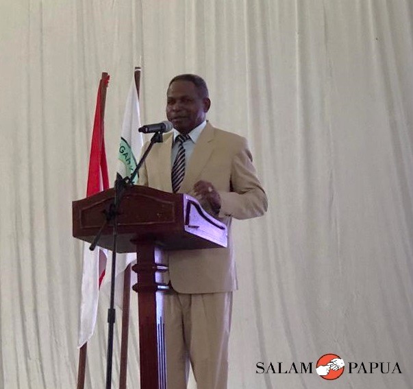 Kepala Sekolah SMKN 3 Mimika Jhon Lemauk saat menyampaikan sambutan (Foto:salampapua.com/Evita)