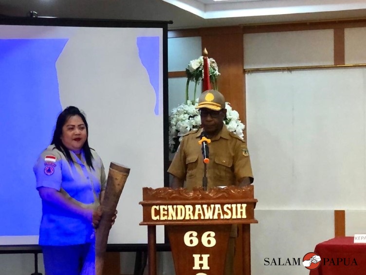 Asisten I Bidang Pemerintahan dan Kesejahteraan Rakyat Setda Mimika, Paulus Dumais saat membuka kegiatan (Foto:salampapua.com/Evita)