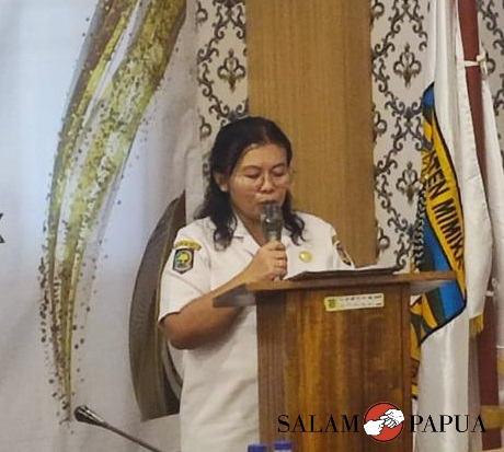 Pembacaan hasil Musrenbang RKPD Mimika 2024 oleh Kepala Bappeda Mimika Yohana Paliling (Foto:salampapua.com/Evita)