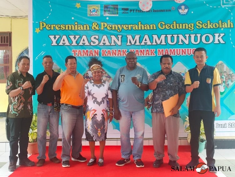 Foto bersama usai acara peresmian gedung TK Mamunuok (Foto:salampapua.com/Acik&Abeth)