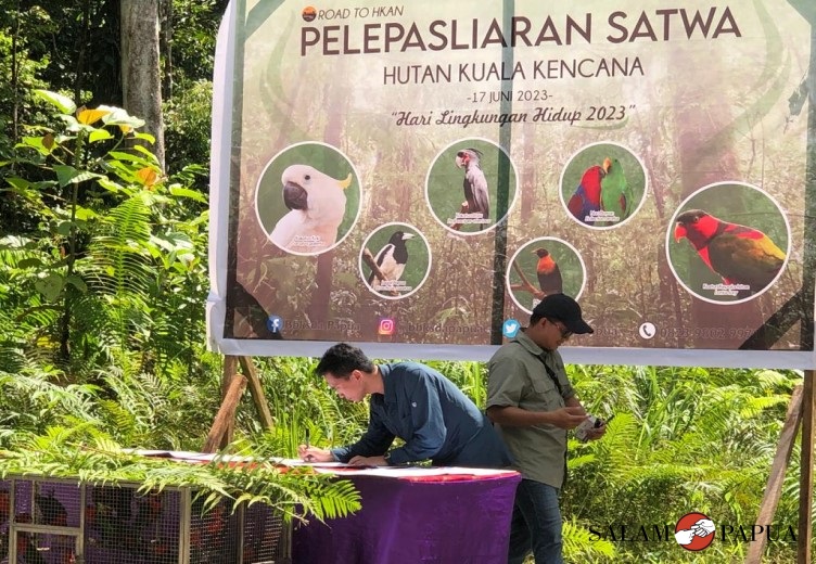 Tandatangan berita acara kegiatan oleh SVP Geo-Engineering and Environmental Division PTFI, Ardhyn Yuniar (Foto:salampapua.com/Evita)