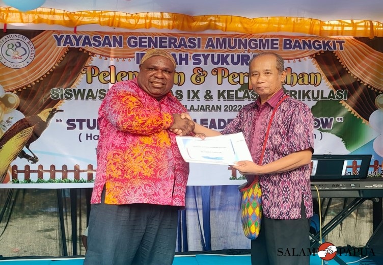 Penyerahan hadiah kepada Wakil Ketua YGAB Antonius Suratin (Foto:salampapua.com/Acik)