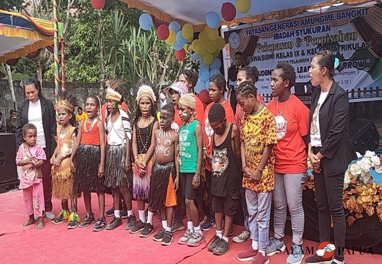 Siswa-siswi Kelas Matrikulasi taman baca Kwamki Baru saat menyanyikan lagu Himne Guru (Foto:salampapua.com/Acik)