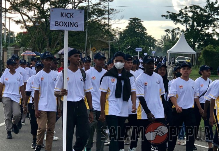 Atlet Kick Boxing saat melakukan defile dari Halaman Gedung Emeneme Yauware menuju Lapangan Timika Indah (salampapua.com/Evita)