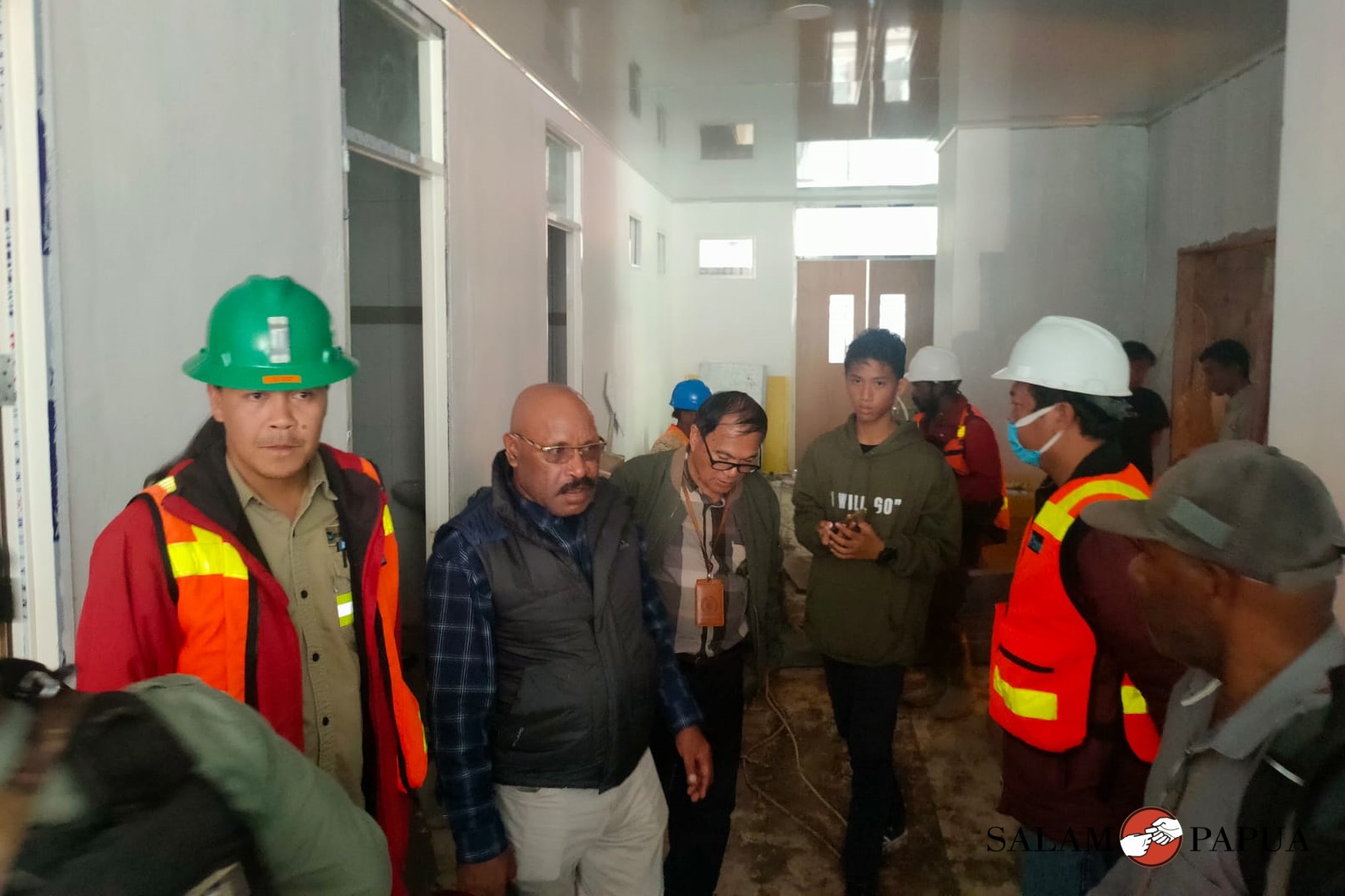 Anton Bukaleng saat melihat langsung bagian dalam RS Waa-Banti (Foto:salampapua.com/Acik)