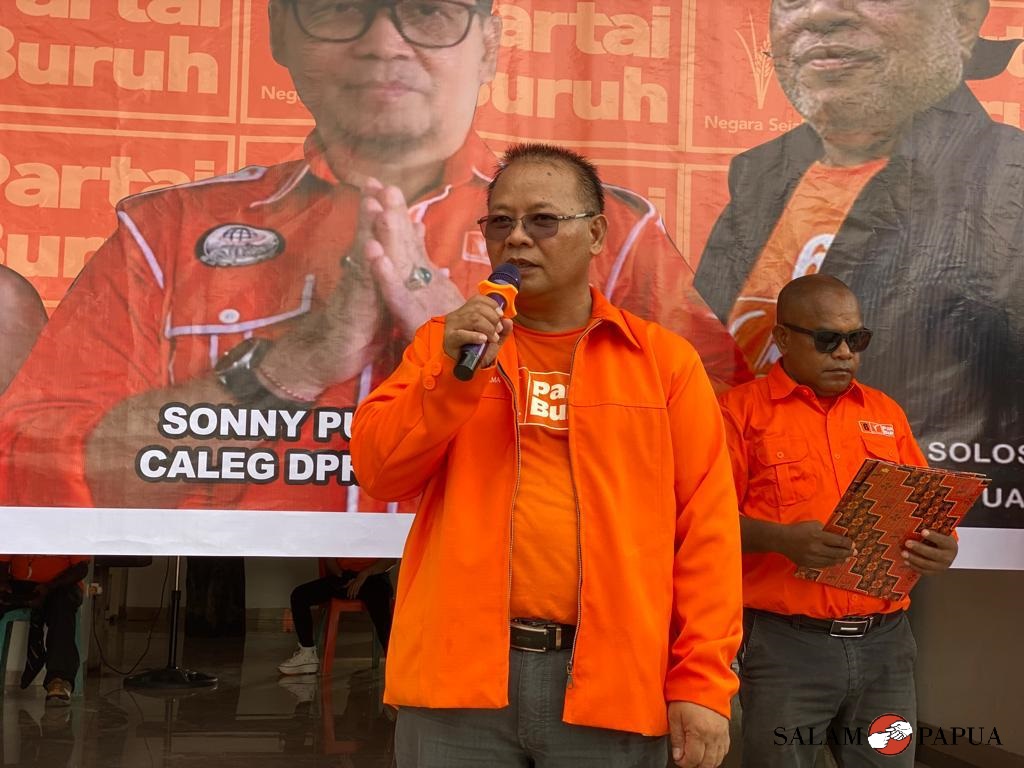 Ketua DPC Partai Buruh Kabupaten Mimika Sirhan Salilama saat memberikan sambutan (Foto:salampapua.com/Evita)