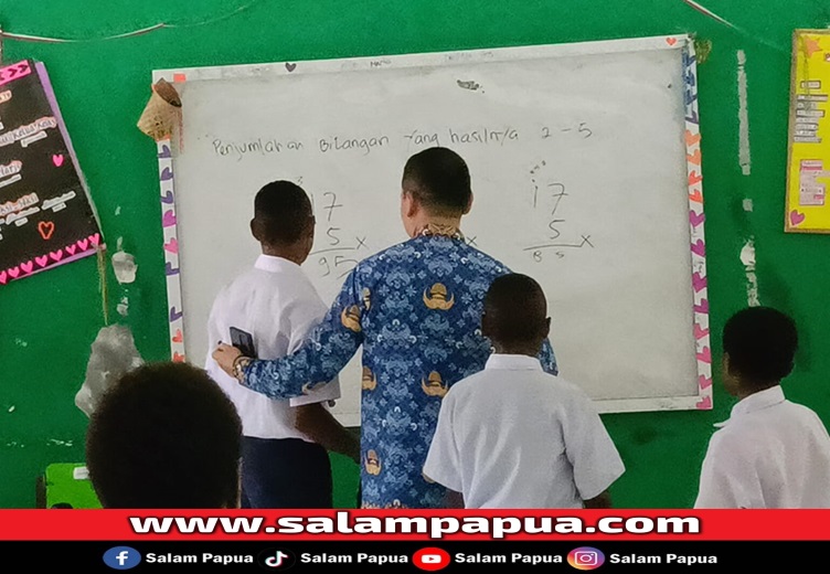Pj Bupati Mimika, Valentinus Sumito Sudarjanto menguji kemampuan menghitung anak SMP Sentra Pendidikan (salampapua.com/Acik)