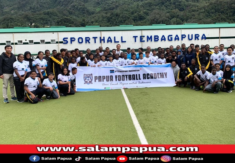 Foto bersama anak-anak PFA dan siswa YPJ Tembagapura (salampapua.com/Evita)
