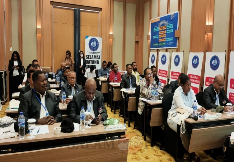 Para peserta/calon mediator saat mengikuti pemaparan materi oleh Hakim Aktif MA Ismu Bahaiduri,S.H,M.H secara daring menggunakan aplikasi Zoom (Foto:salampapua.com/Acik)