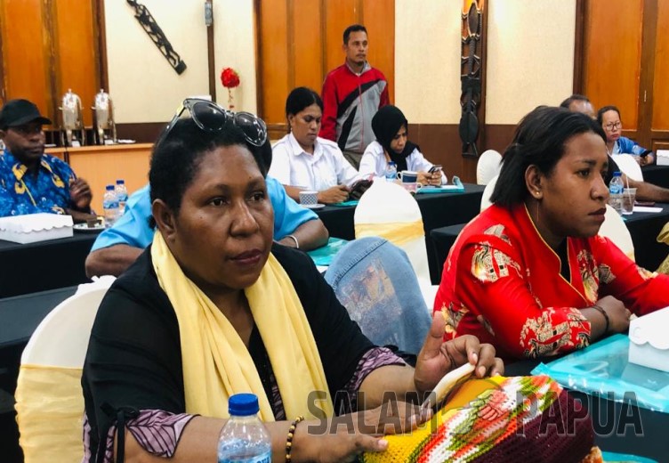 Peserta sosialisasi saat mengikuti kegiatan dengan serius (salampapua.com/Evita)