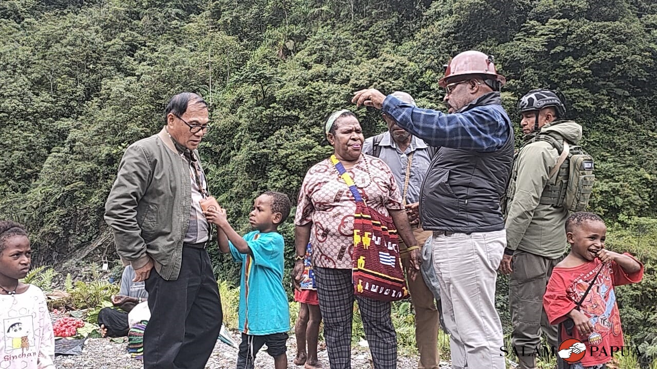 Ketua DPRD Mimika Anton Bukaleng,S.Sos,M.Si saat mendengarkan aspirasi tokoh perempuan di Waa-Banti, Martina Natkime (Foto:salampapua.com/Acik)