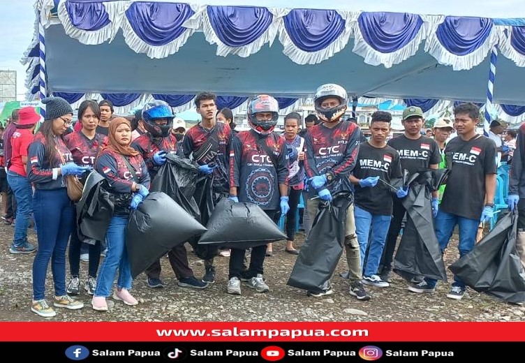 Foto bersama CTC sebelum aksi bersih-bersih di Jalan Budi Utomo Timika (salampapua.com/Evita)