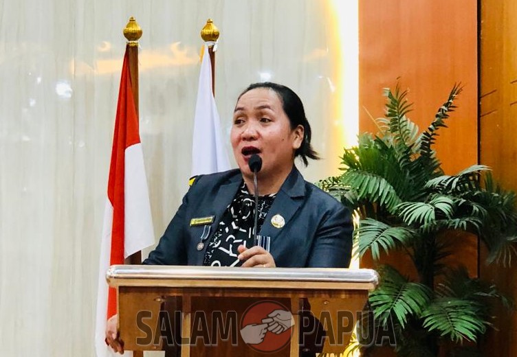 Sambutan Sekretaris Dinas PMPTSP Kabupaten Mimika Betriks Pademme mewakili Bupati Mimika (salampapua.com/Evita)