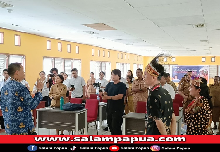 Pj Bupati Mimika, Valentinus Sumito saat berinteraksi dengan trainner dari Yayasan Surya dan guru-guru Sentra Pendidikan (salampapua.com/Acik)