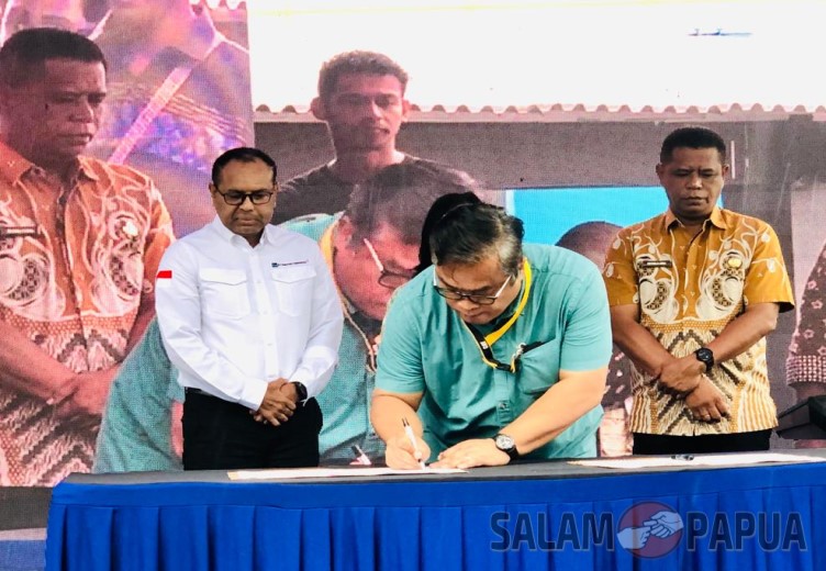 Penandatanganan berita acara serah terima oleh Vice Presiden Bidang Hubungan Pemerintahan PTFI Jonny Lingga (salampapua.com/Evita)
