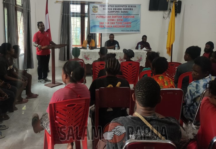 Sekretaris Pemerintah Kampung Damai, Painus Magai saat menyampaikan arahan kepada siswa-siswi SMP dan SMA penerima beasiswa (salampapua.com/Acik)