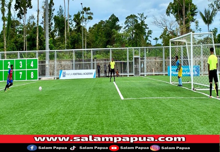 Tendangan penalti dari Tim SATP (salampapua.com/Evita)