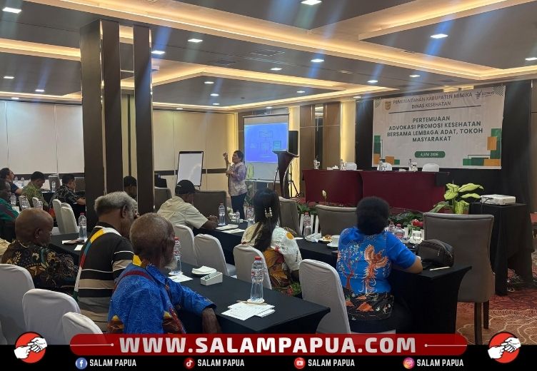 Penyampaian materi pada kegiatan Pertemuan Advokasi Promosi Kesehatan yang melibatkan lembaga adat, tokoh masyarakat, tokoh agama, dan aparat kampung (salampapua.com/Evita)