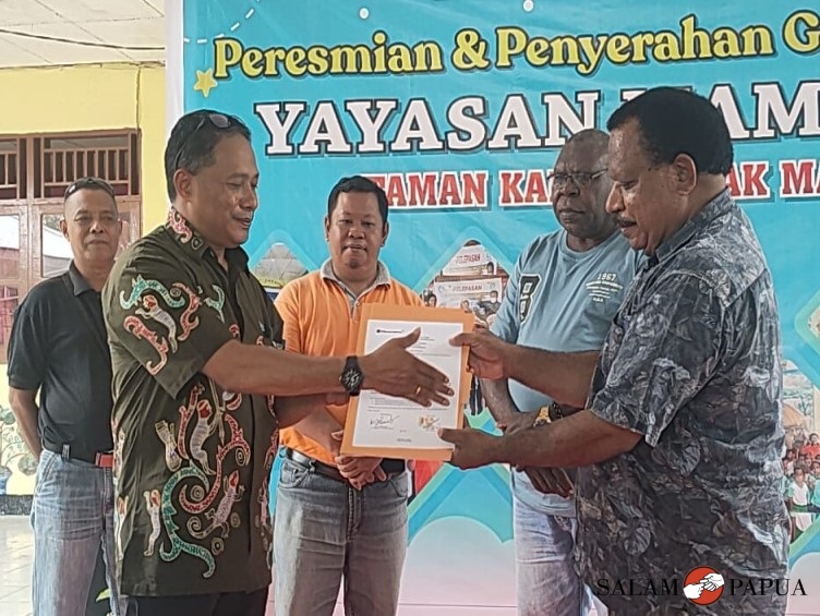 Penyerahan berita acara peresmian gedung TK Mamunuok oleh manajemen PTFI kepada perwakilan Pemkab Mimika (Foto:salampapua.com/Acik&Abeth)
