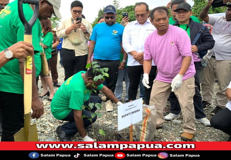 Asisten II Setda Mimika Willem Naa mewakili Plt Bupati Mimika Johannes Rettob saat ikut menanam pohon (salampapua.com/Evita)