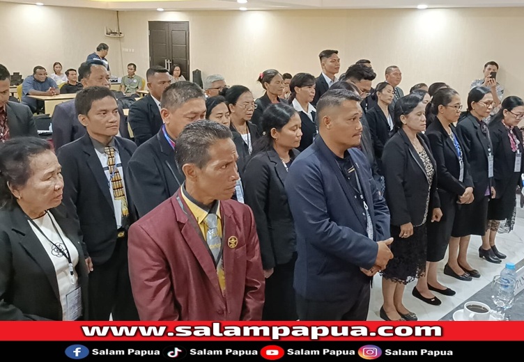 Pengucapan sumpah dan janji Pendeta pembantu, evangelis, ketua biro dan ketua wilayah GPSDI Papua-Papua Barat yang baru dilantik (salampapua.com/Acik)