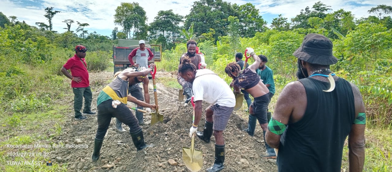 Penggalian dan pembersihan drenase pada wilayah Kwamki Narama (Foto:istimewa)