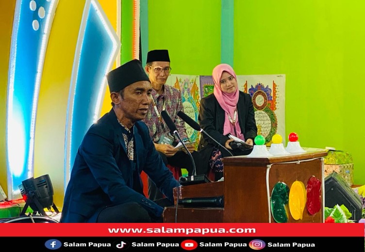 Pembacaan Al-Quran oleh Juara 1 Qori kategori Dewasa (salampapua.com/Evita)