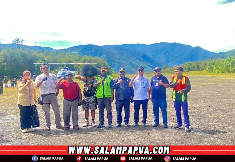Persiapan saat Caravan akan tes Landing di Lapter Noema di Kampung Piligom Distrik Jila, Jumat (9/5/2025) (salampapua.com/Evita)