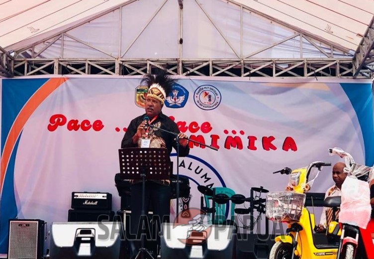 Ketua Panitia kegiatan yang juga merupakan alumni SD Koperapoka, Gregorius Okoare saat menyampaikan sambutan (Foto:salampapua.com/Evita)