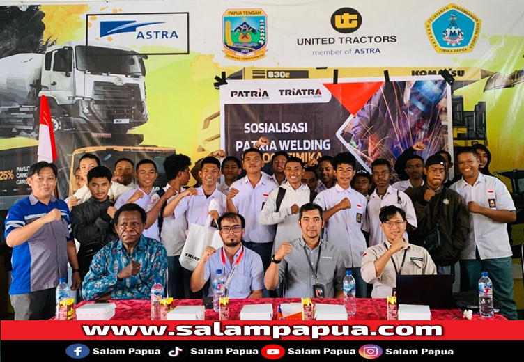 Foto bersama para siswa jurusan pengelasan SMKS Harapan Timika (salampapua.com/Evita)