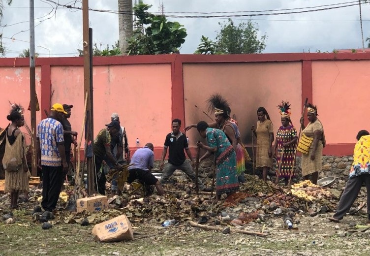 Prosesi bakar batu (Foto:salampapua.com/Evita)