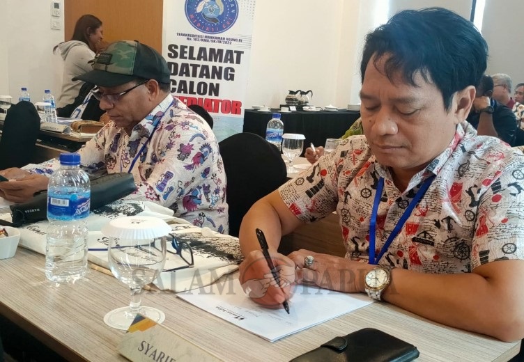 Peserta/calon mediator saat mengisi form materi pelatihan (Foto:salampapua.com/Acik)