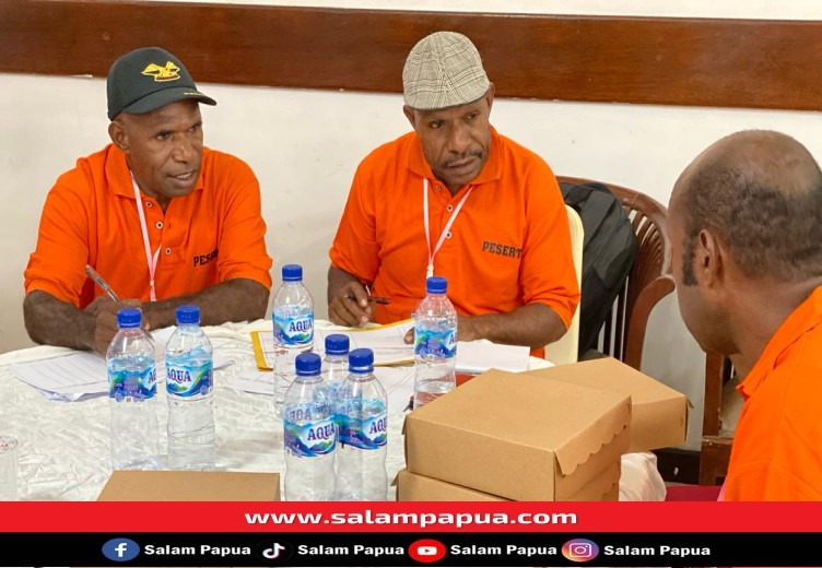 Peserta Musrenbang Distrik Kwamki Narama saat sedang berdiskusi (salampapua.com/Evita)